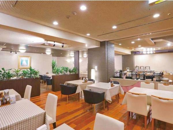 【お食事会場食】明るく広々としたお食事会場。ゆっくりとお食事をお楽しみ下さい。