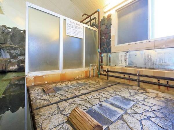 【大浴場】６つのお風呂が楽しめる大浴場（サウナ・水風呂・打たせ湯・泡風呂・岩盤浴・白湯）写真は岩盤浴