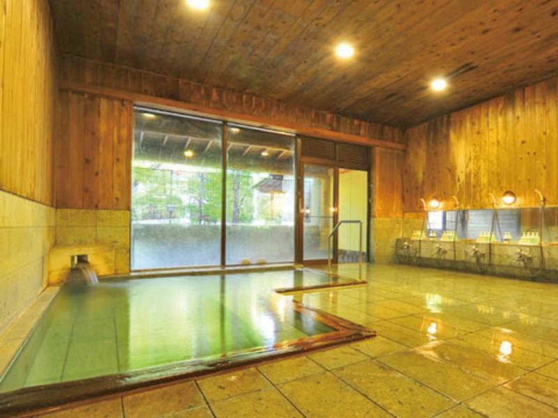 【大浴場】香り豊かな青森ヒバとマイナスイオン効果のある十和田石をふんだんに使用した大浴場。
