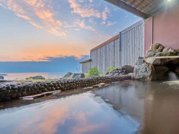 【和風露天風呂】『化石海水温泉』は地層に封入された海水が温泉として湧き出た温泉。日本海の絶景の眺めを楽しみながら露天風呂を湯っくりお楽しみ下さい