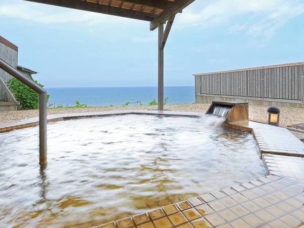 【洋風露天風呂】三十年前に地層に封入された海水が温泉として湧きだした化石海水温泉。絶景の日本海を眺めながら湯浴みをお楽しみください。