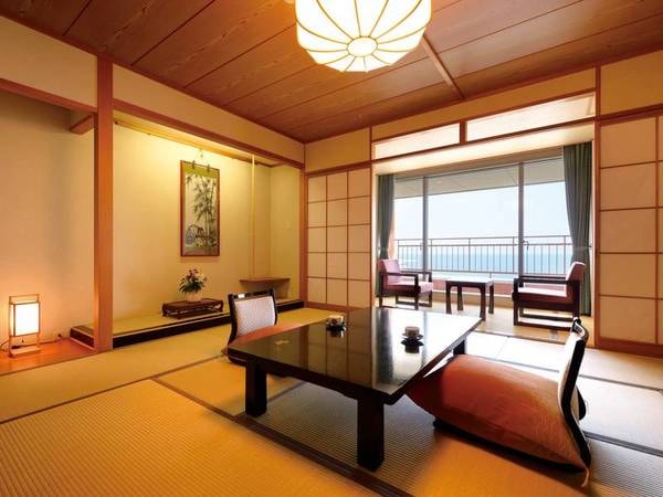 [和室/例]　窓から日本海または岩木山を望む客室。お部屋いっぱいに広がる畳の香りが、皆様を優しくお出迎えします。
 気のあったお仲間やご家族と、優雅なくつろぎの時間をお過ごしください。