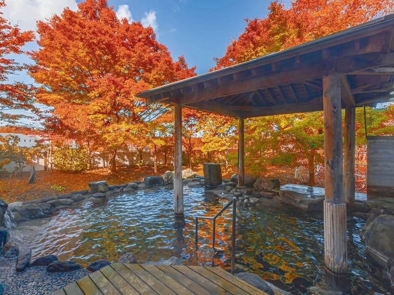 【露天風呂】秋の紅葉の美しさ