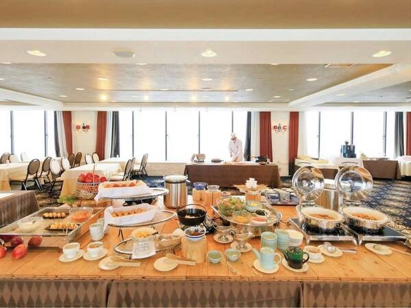 【朝食 和洋バイキング/例】13F朝食会場、津軽ならではの食材を中心とした和洋こだわりのメニーが勢揃い!晴れの日には岩木山・八甲田山が見れる