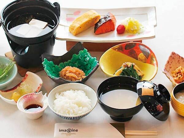 【朝食 和洋バイキング/例】地元の食材にこだわったふるさとのあたたかい味です。「津軽」ならではの食材を中心としたこだわりメニューが勢揃い