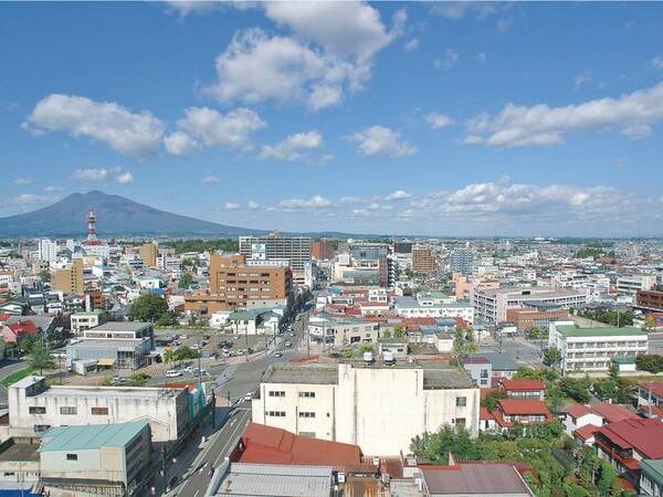 【朝食会場/眺望】最上階ホール「ステラ」から晴れた日には「岩木山」「白神山地」が見渡せる
