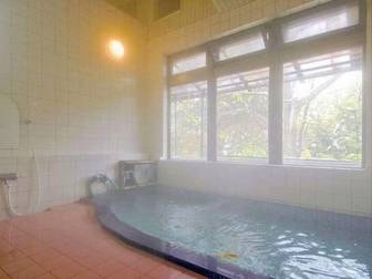 かねさだ旅館/【大浴場】24時間は入れるから嬉しいね!天然温泉にのんびりつかって、疲れを癒しましょう。
