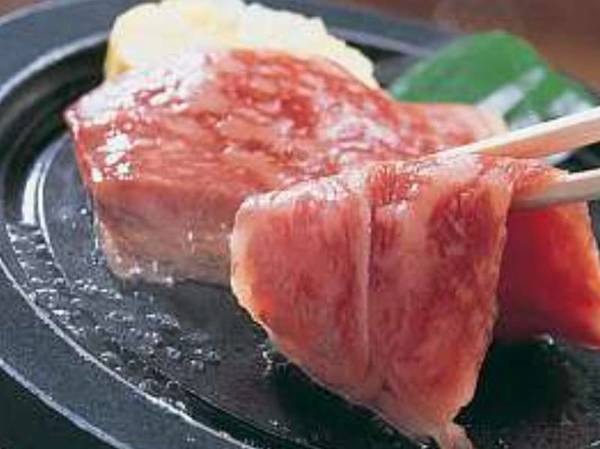 【ご夕食/一例】国産(県産)牛のカルビノ鉄板焼きはジューシーでお肉な旨味が………