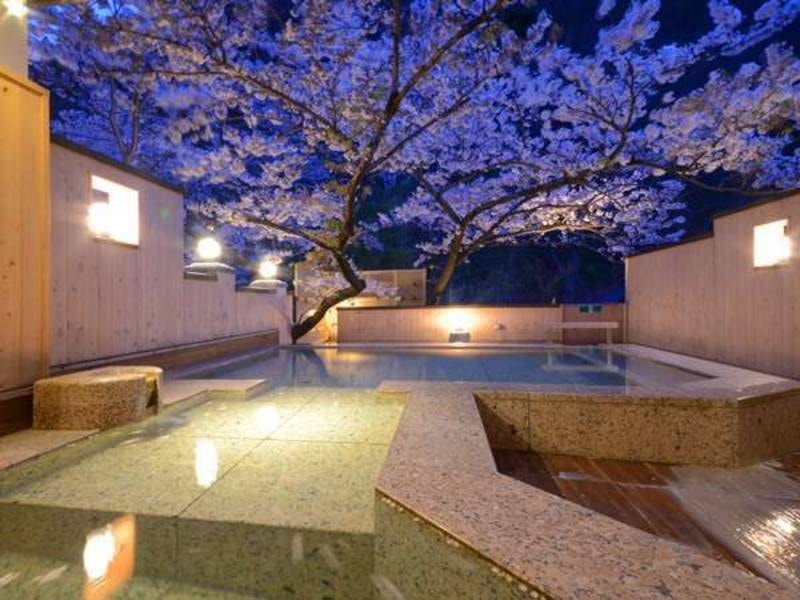 露天風呂「森と桜の湯」（21時10分からは貸切風呂）