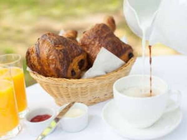 【朝食】フランスから輸入した焼立てクロワッサン、 デニッシュをご用意