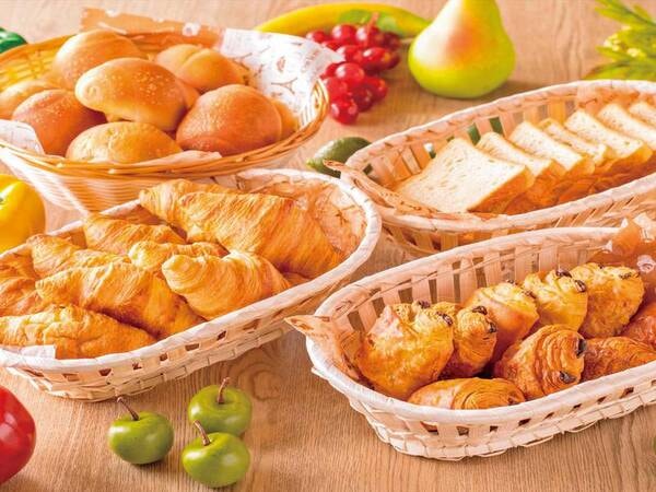 【朝食】焼きたてパン。朝焼き上げるパンはお客様に人気（一例）