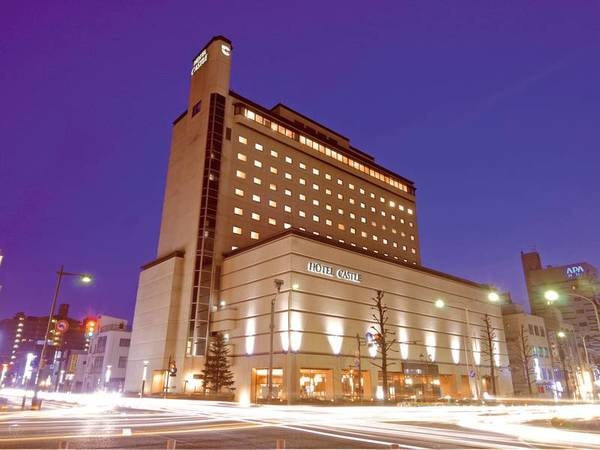 【外観】ホテル正面エントランスは駅前大通りと本町七日町通りとの交差点角に位置