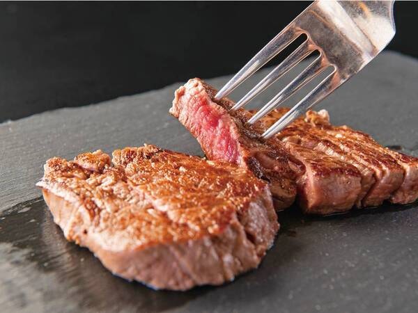 牛ステーキも食べ放題/例