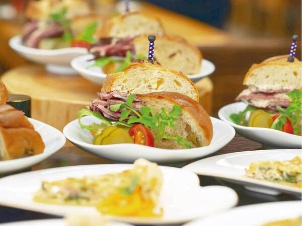 好きなものを好きなだけ楽しめるバイキング※料理イメージ