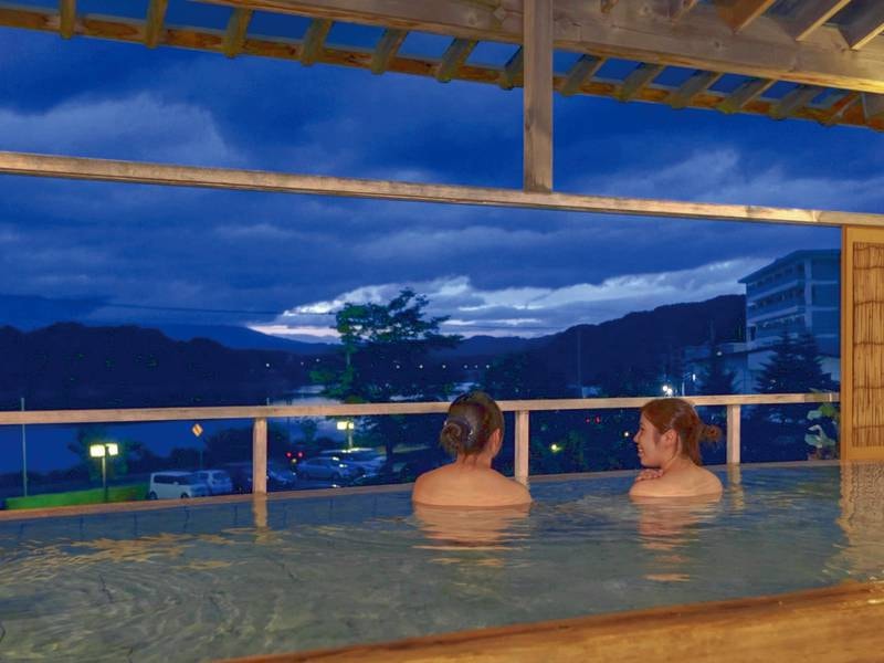 「浴場/ひとりじめの湯(絹の湯)」御所湖を望む大きなシルクバスは老廃物をミクロの泡で取り除く