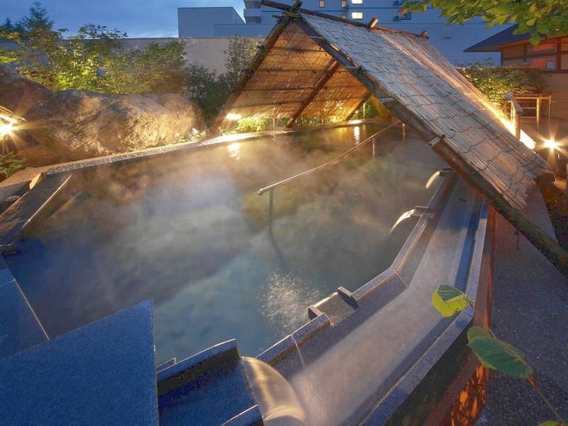 「浴場/南部曲り家の湯(大岩の湯)」奥に行くほど深くなり、最深は９０ｃｍ※内湯もあり