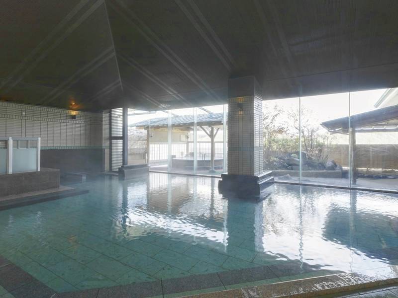 「浴場/南部曲り家の湯(赤松の湯)」八角形の屋根が印象的な打たせ湯タイプの露天風呂。夜はライトアップ※内湯も有