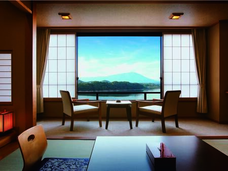 [客室/例]　窓から御所湖を望む全客室『レイクビュー』が自慢