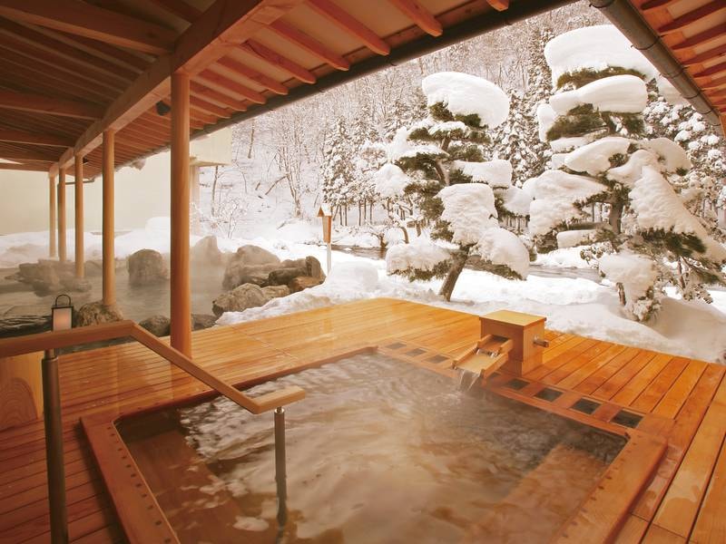 冬にはきれいな雪見露天風呂