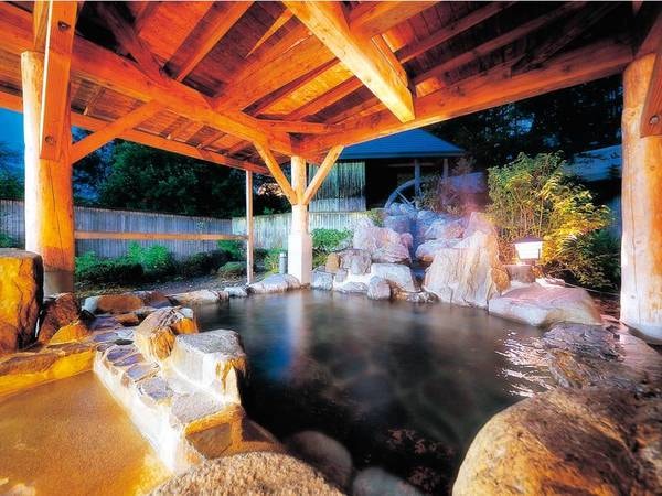 【露天風呂】 裏山の景色を眺めながら、歴史深い名湯を満喫