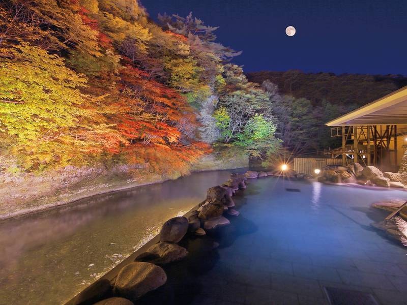 【大露天風呂】紅葉も楽しめる