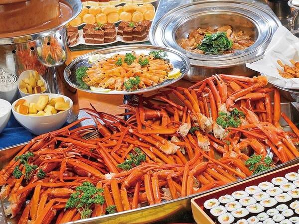 【夕食/例】人気の蟹も食べ放題の約60種バイキング