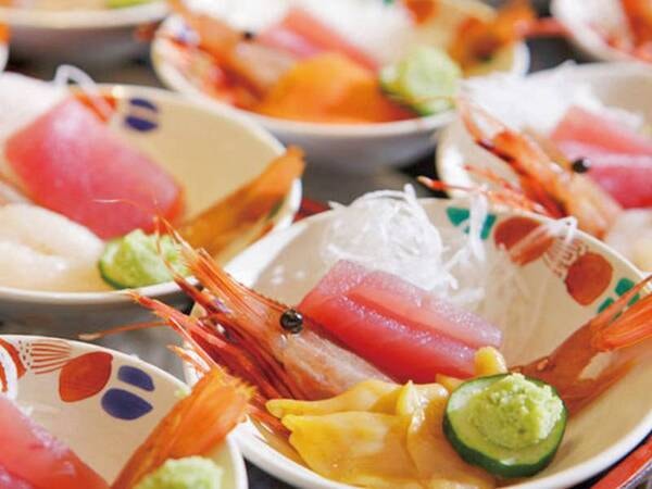 【夕食/例】新鮮な海の幸はお刺身やお寿司で堪能
