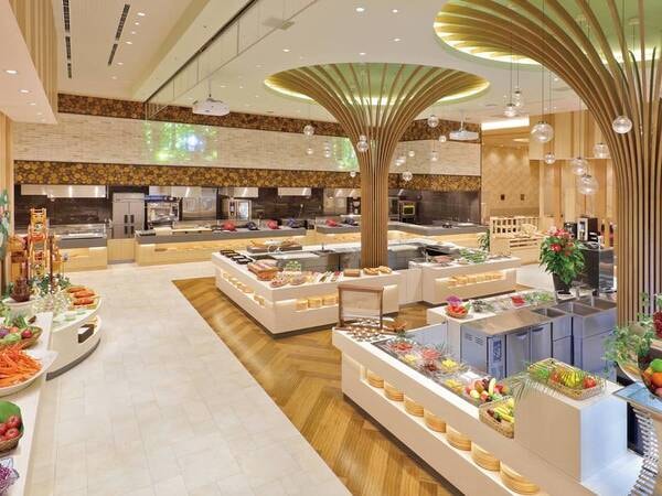 【食事会場】天井が高く明るい雰囲気のレストラン