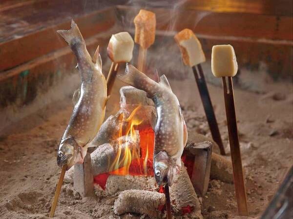 【夕食一例】囲炉裏料理では新鮮な岩魚を炭火焼ならではの焼き加減で出来立てをどうぞ