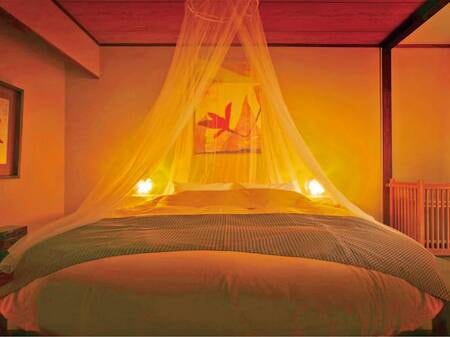 [曙]和洋室ラウンドベッド　トイレ付/例