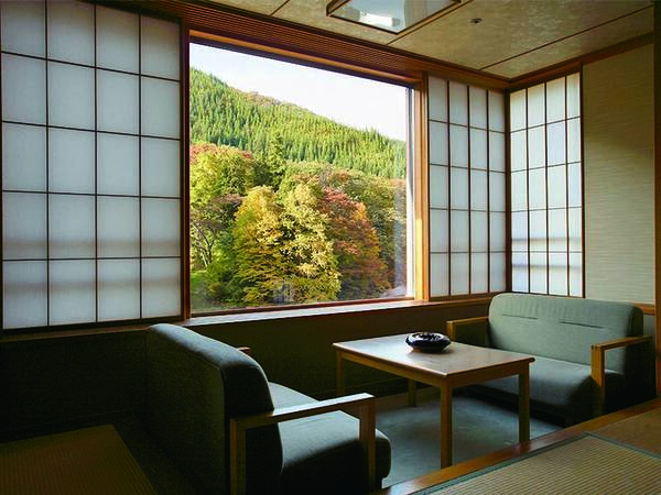 【客室/例】山向きのお部屋で、四季を通じて趣きのある風景を望むことができる
