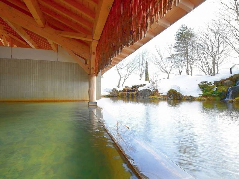 雪見露天風呂：池泉を眺めながら湯浴み