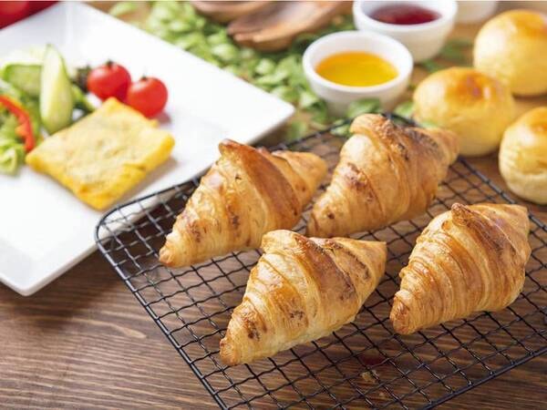 【朝食ビュッフェ/例】パンは焼きたてクロワッサンの提供、ほかパンの種類豊富