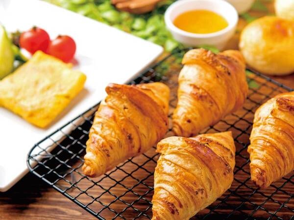 【朝食ビュッフェ/例】パンは焼きたてクロワッサンの提供、ほかパンの種類豊富
