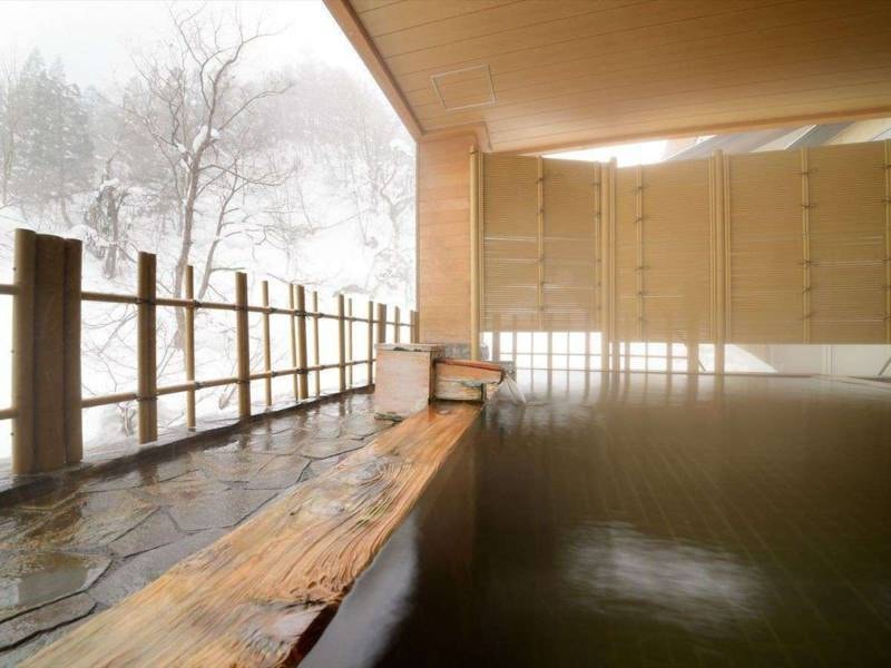 【女性露天風呂】周りを山で囲まれた当館ならではの雪見露天をお楽しみください