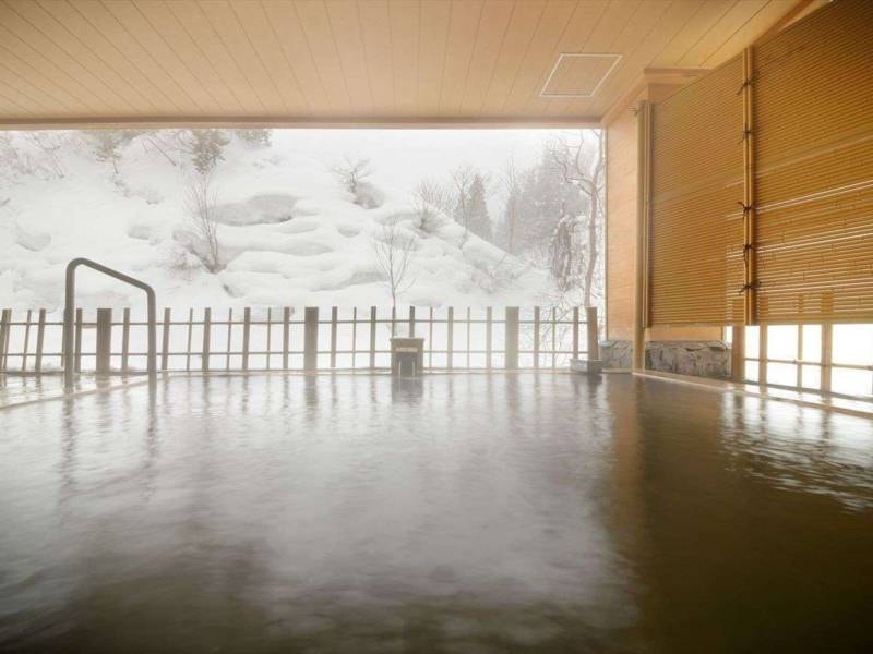 【女性露天風呂】風情ある雪見露天。冬の寒さに体の芯まで温まる湯浴みは格別