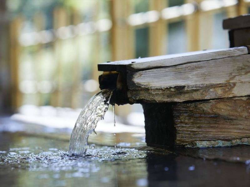 【女性露天風呂】湯量豊富。なみなみと注がれる温泉は、源泉100％掛け流し