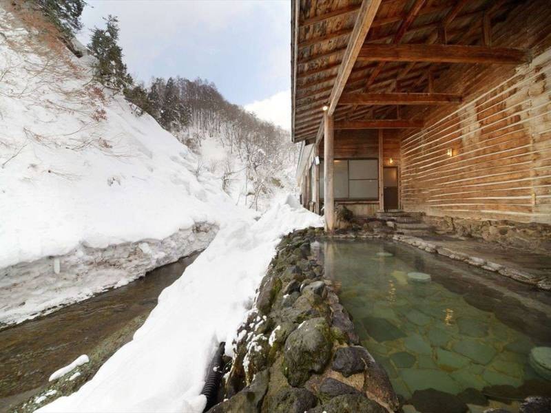 冬の男性露天風呂　冬の露天風呂。冷えた体に温泉の温かさが沁みわたる