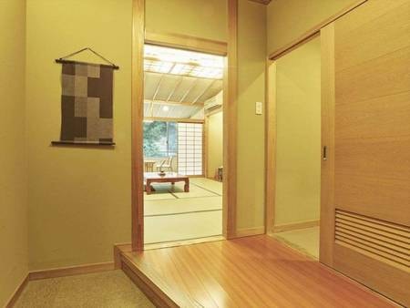 【客室一例】南館客室…渓流沿いのお部屋。明るく清楚な造りの和室です。