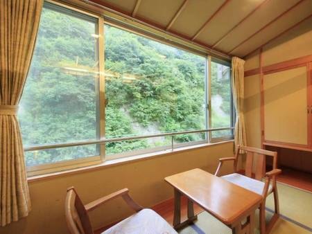 【客室一例】南館客渓流沿いのお部屋。川のせせらぎが耳に心地良く、大きな窓は一枚の風景画のよう。