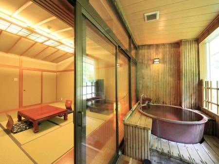 【客室一例】半露天風呂付き客室…陶器製の浴槽が味わいあるお部屋です。もちろん源泉100％掛け流し！