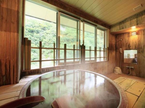【客室一例】半露天風呂付き客室…陶器製の浴槽が味わいあるお部屋です。もちろん源泉100％掛け流し！