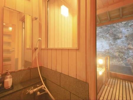 【客室一例】特別室…露天風呂のほか、足湯専用の設備があるのも特徴。シャワー、浴室が別になっており広々とご利用可