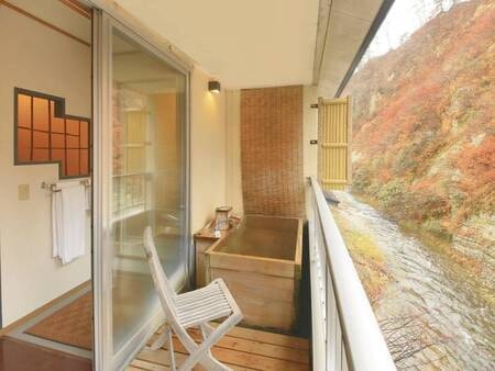 【客室一例】別館露天風呂付き客室(ダブル)…四季折々の景色や川のせせらぎをお楽しみ頂けます。