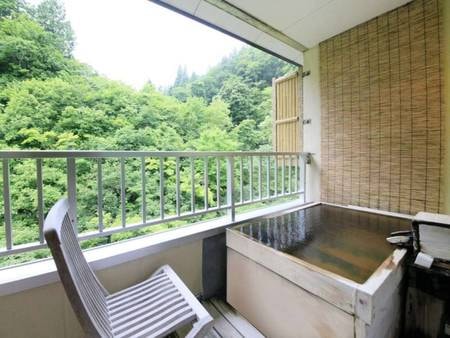 【客室一例】別館露天風呂付き客室(ツイン)…四季の景色は、お部屋の露天風呂でも楽しめます。