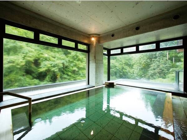 【大浴場/山水の湯】高い天井と大きなガラス窓が印象的な大浴場