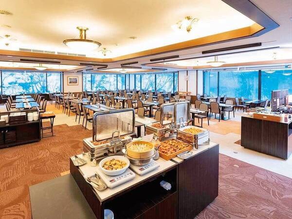 【朝食会場】外の景色を眺めながら朝食バイキングを堪能