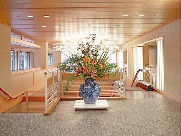 エントランス。大きな花瓶に生けたお花が飾られている