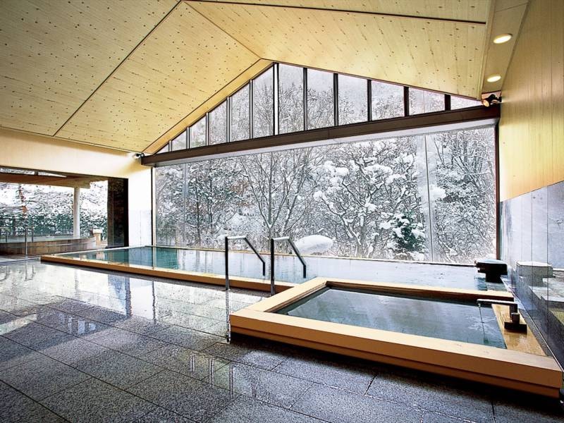 【大浴場/冬】見事な雪見風呂も