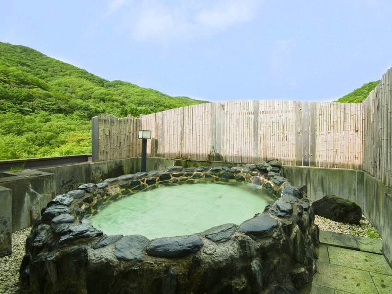 【露天風呂】開放的な岩風呂で名湯「美女づくりの湯」を満喫！